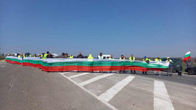 Служители и работници на Автомагистрали Черно море блокираха движението
