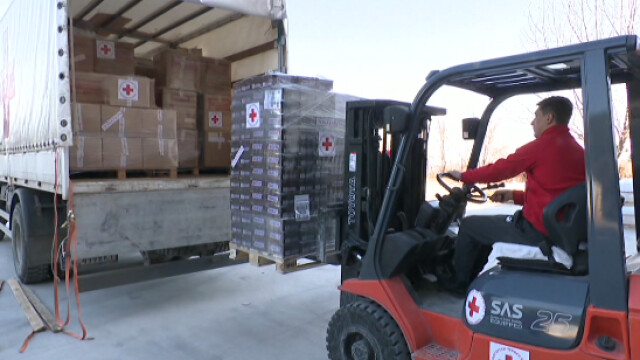 Камиони с хуманитарна помощ от Българския червен кръст пътуват към