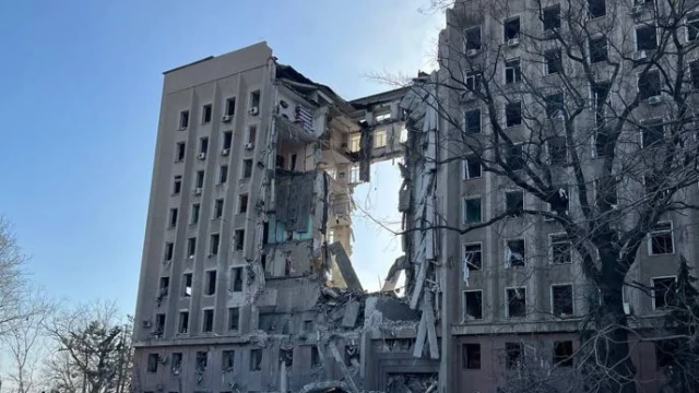 Руски удар порази 9-етажната сграда на регионалното правителство в южния