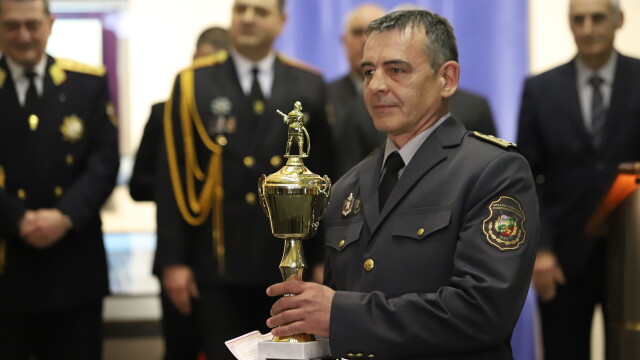 Отличието Пожарникар на годината взе комисар Дарин Димитров ръководител на