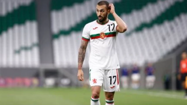Националният отбор на България по футбол се свлече с още