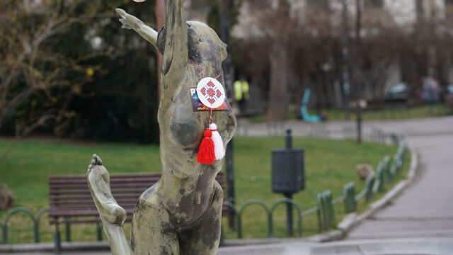 Паметници и скулптури на различни места в София осъмнаха с