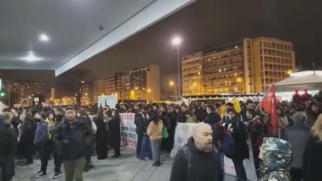 Служителите в гръцките железници започнаха 24 часова стачка заради тежката катастрофа