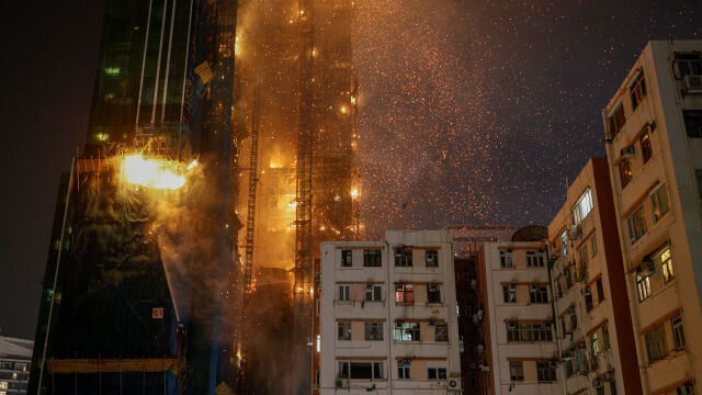 Недовършен небостъргач горя в Хонконг Пламъците обхванаха горните етажи на