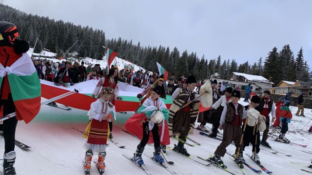 За поредна година в Пампорово организираха Голямото ски спускане в