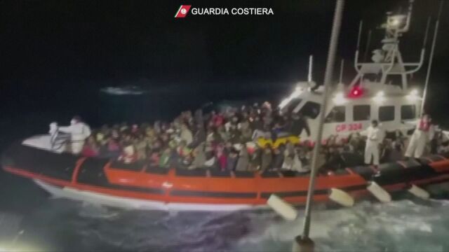 Бреговата охрана на Италия спаси 211 мигранти край Лампедуза предава