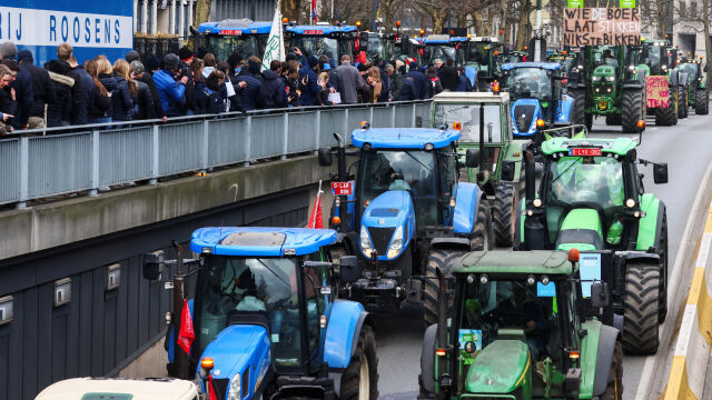 Фермери от северния белгийски район Фландрия докараха хиляди трактори в