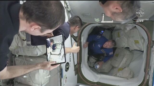 Капсула Crew Dragon на SpaceX в Международната космическа станция МКС