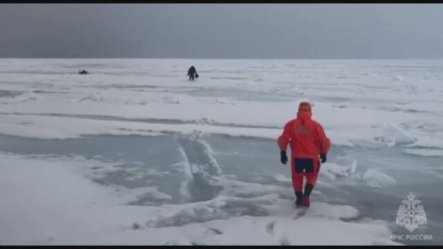 Около 40 бяха евакуирани от счупен леден блок край руския