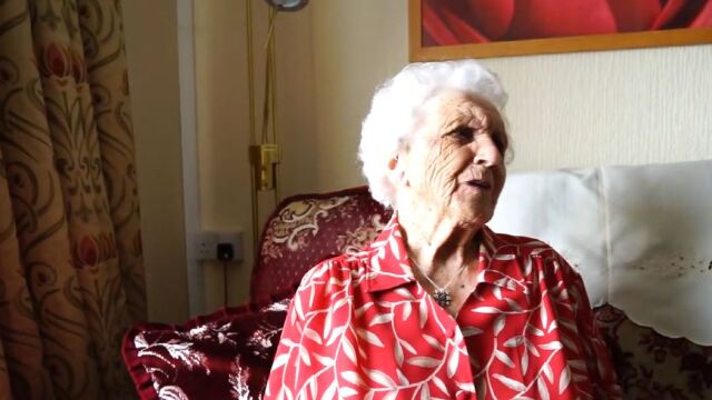 100 годишна британка отпразнува своя юбилей и сподели тайната на дълголетието