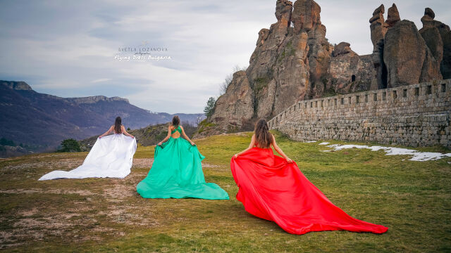 Жените с летящите рокли в цветовете на българското знаме –