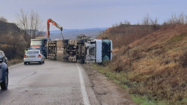 Товарен автомобил е самокатастрофирал на нулевия километър в Прохода на