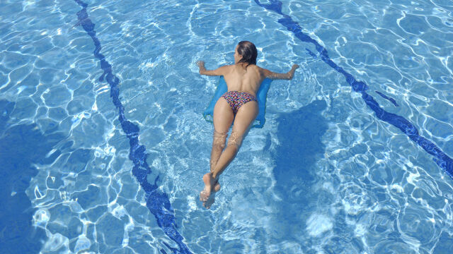 Скоро жените ще могат да плуват топлес в обществените басейни