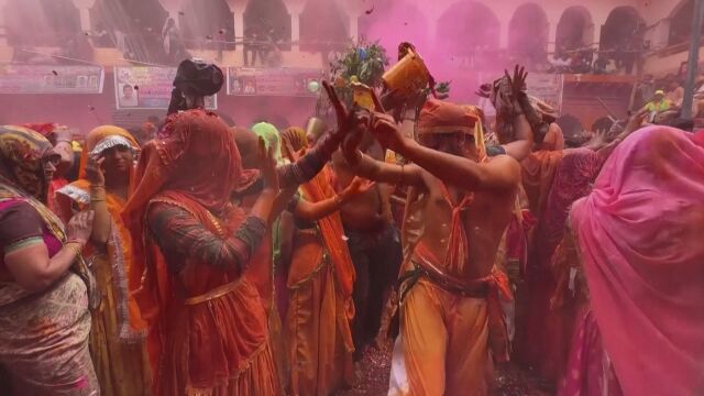 Танци музика и празнично настроение в Индия където е в