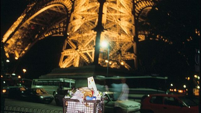 Купища боклуци около Айфеловата кула и в централен Париж Причината