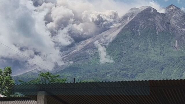 Зрелищни кадри от Индонезия където изригна вулканът Мерапи Пепел и