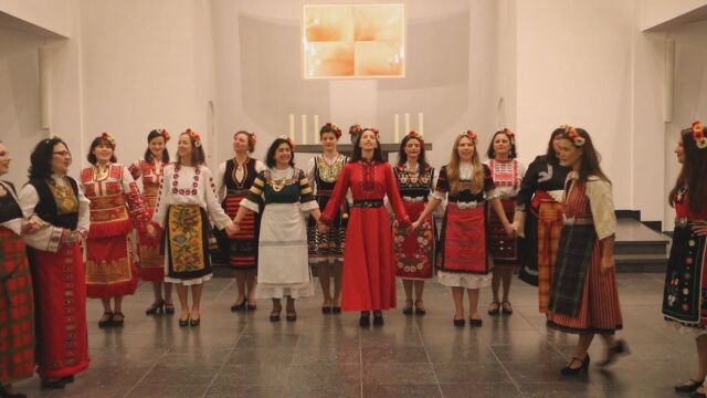 Родопската песен Руфинка болна легнала огласява едни от големите сцени