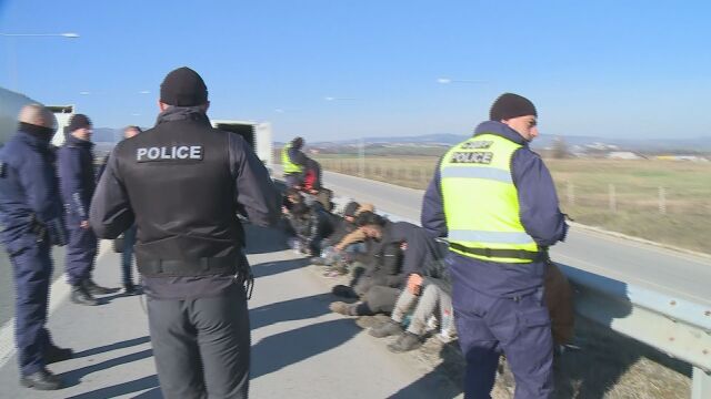 Полицията залови бус с 37 мигранти на АМ Струма Те