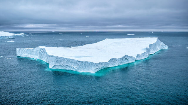 Британски учени проследяват два от най големите айсберги в света които
