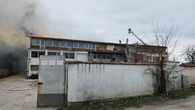 Пожар гори в индустриална зона Север в Пловдив Изпратени