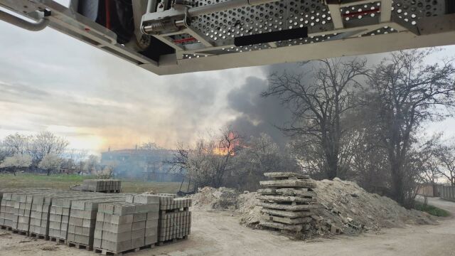 Пожар гори в промишлена зона Север в Пловдив Четири пожарни