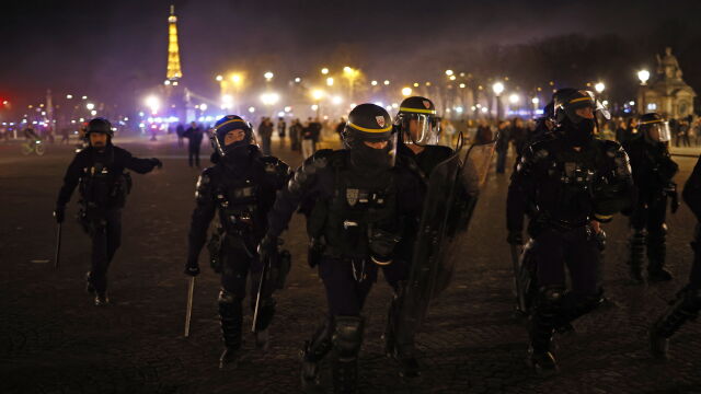 Хиляди хора излязоха на протест в Париж след като френското