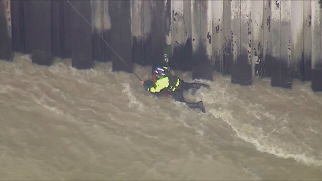 При драматична спасителна акция мъж беше спасен от буйните води