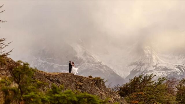Сватбена фотосесия заснета на края на света привлече вниманието на