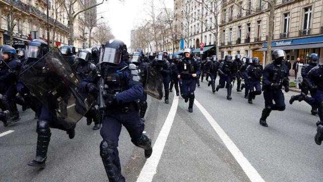 След два месеца на протести във Франция против спорната пенсионна