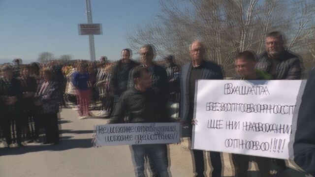 Протест в този момент в пловдивското село Трилистник Жителите на