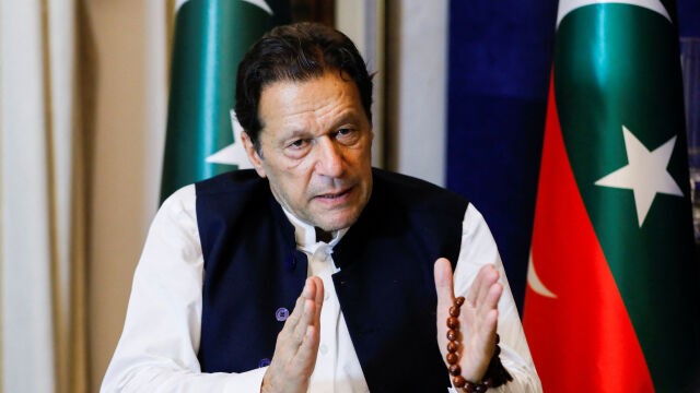 Полицията в Пакистан повдигна обвинения срещу бившия премиер Имран Хан