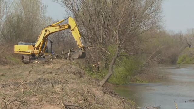 Техника започва спешно почистване на коритото на река Стряма край