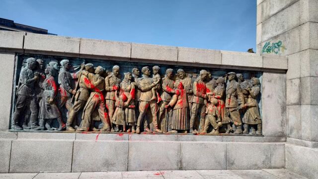 Паметникът на съветския воин в центъра Бургас за пореден път