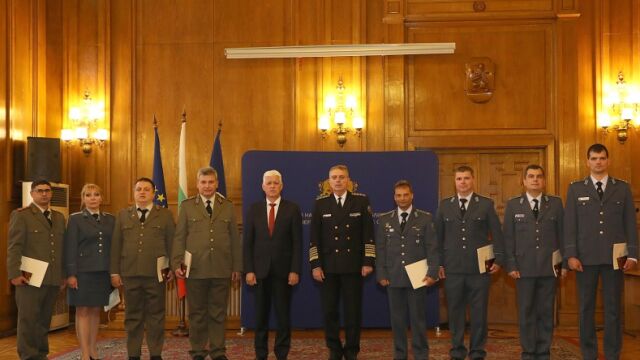 Министърът на отбраната Димитър Стоянов награди военнослужещи от състава на