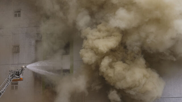 Пожар е избухнал в склад в Хонконг. Около 3600 души