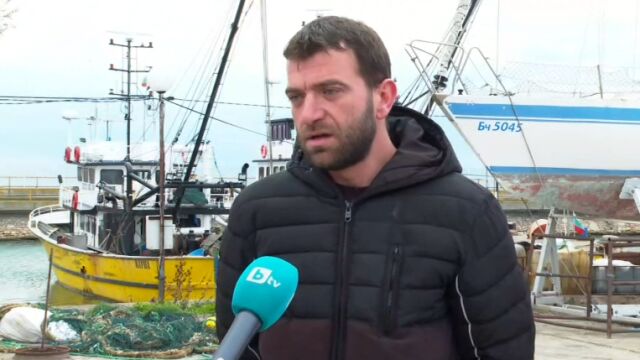 Българските моряци от трите риболовни кораба, които бяха задържани в