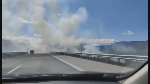 Пожар край автомагистрала Хемус Огънят гори на 68 ия км Горят