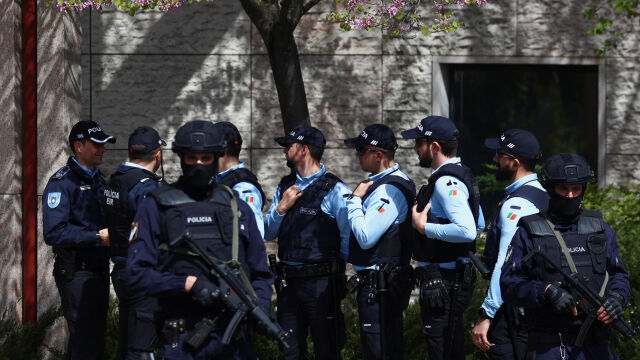 Двама са убити при нападение с нож в мюсюламански център