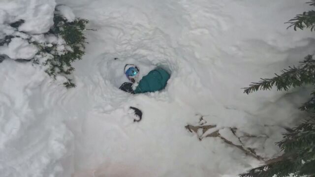 Скиор спаси случайно сноубордист заровен в снега в Съединените щати