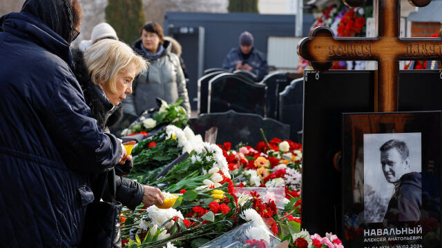 Майката на руския опозиционен лидер Алексей Навални посети гроба му