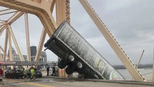 Зрелищна спасителна акция на водач от провиснал над мост камион