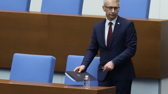 Депутатите в Народното събрание приеха оставката на премиера акад Николай