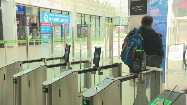 Нови електронни гишета на летище София съкращават времето за проверки