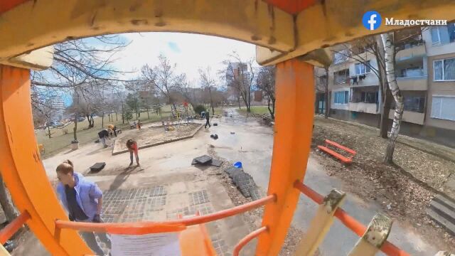 Доброволци почистват детски площадки в София Те се организират в