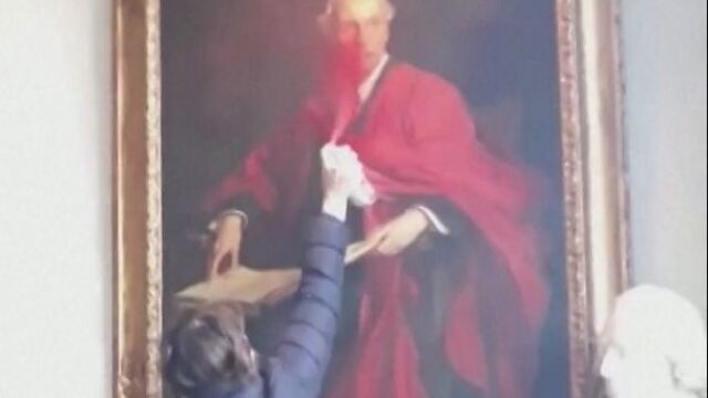 Пропалестински активист наряза картина изобразяваща британския външен министър Артър Балфур