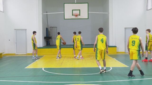 Отборът по баскетбол от шуменската математическа гимназия ще представи България