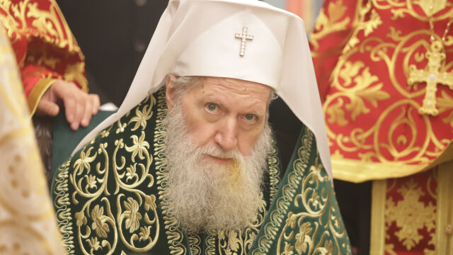 Когато патриаршеският престол овдовее Светият синод временно се ръководи от