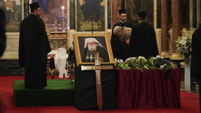 Политици и държавници се поклониха пред тленните останки на патриарх