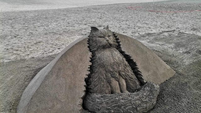 Голяма пясъчна скулптура на котка се появи на плажа в