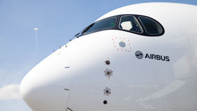 Самолет Airbus A330 300 D на германската компания Луфтханза изпълняващ полет от